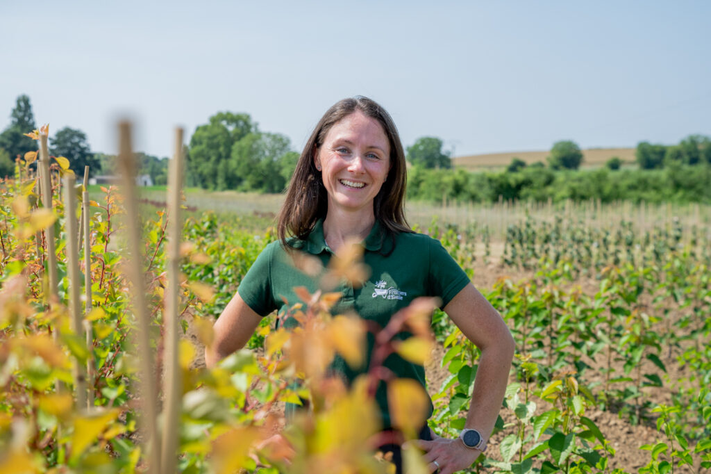Olivia Beaumont, pépiniériste aux Fruitiers d'Émile en Anjou, en tenue de travail dans sa pépinière de fruitiers