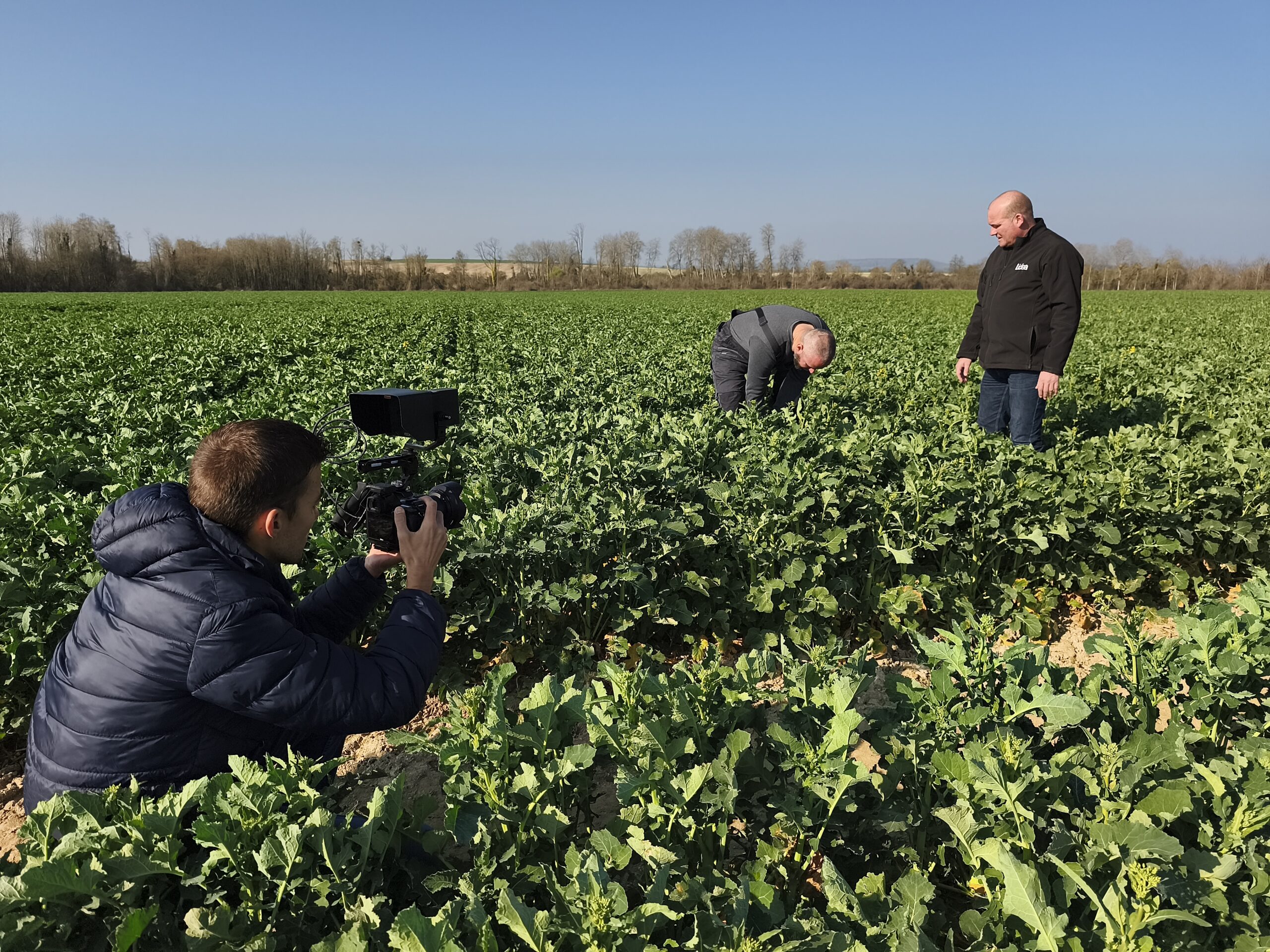 Amaury, vidéaste spécialisé agence vidéo agricole France, en tournage sur une coopérative