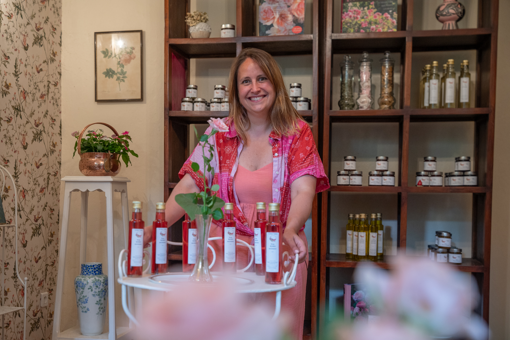 Boutique Les Roses de Juliette : sirop de rose, eau de rose et confitures artisanales en présentation